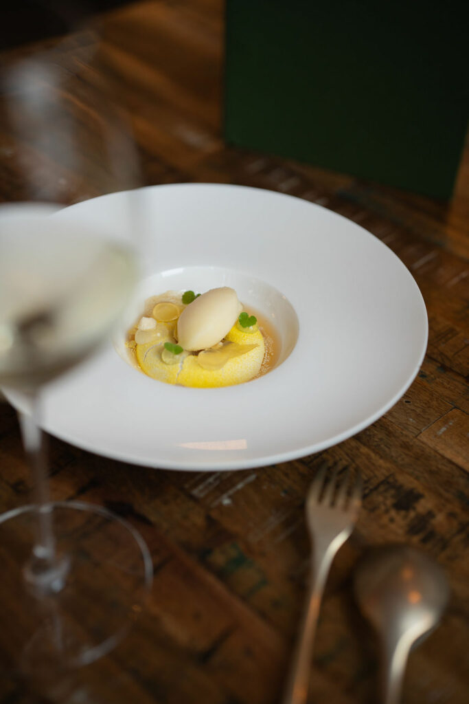 Dessert mit Ananas, Ingwer und Kokos